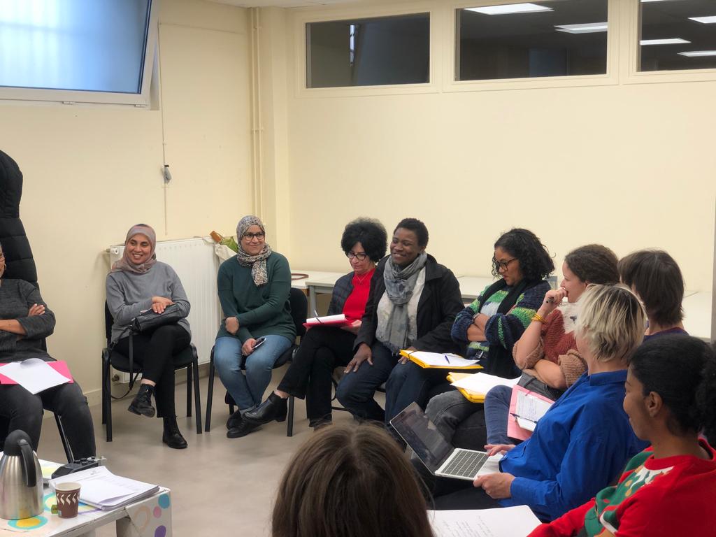 Groupe de personnes réfléchissant sur l'exposition au écrans