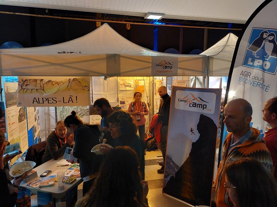 Le stand de Camptocamp Association aux rencontres Ciné Montagne de Grenoble en novembre 2022